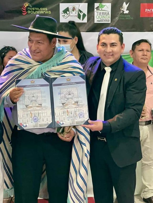 Rodolfo Serrano recibe la Resolución Camaral