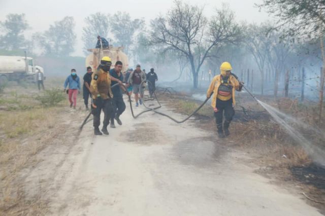 Bomberos y vecinos unieron fuerzas para tratar de sofocar el fuego 