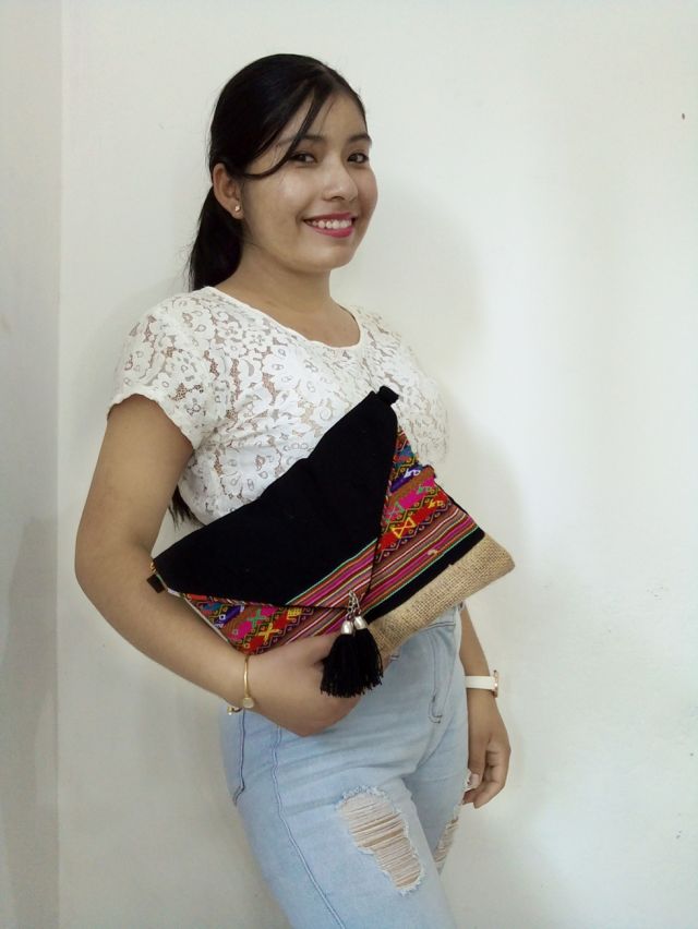 Abigail Loayza y sus carteras en base a aguayo