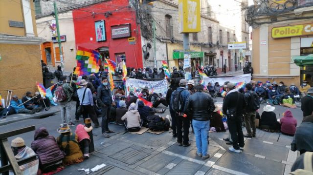 Víctimas de masacres llegan a La Paz