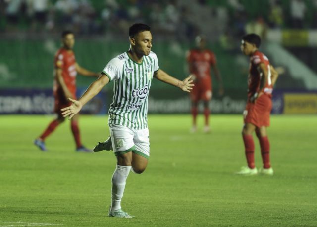 Clásico cruceño se juega con equipos despintados  