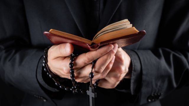 Condenan a 32 años de cárcel a un sacerdote acusado de abusar sexualmente de seis menores en un colegio de España