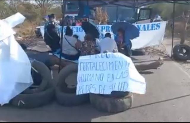 Salud instala bloqueo indefinido en la ruta internacional 9 en Villa Montes