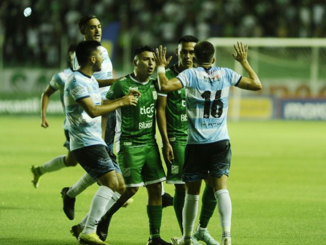 El clásico cruceño queda empatado con dos penales 