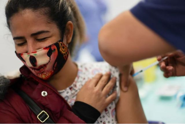 Caen las infecciones y muertes por COVID en las Américas