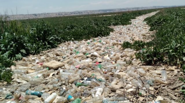 Hallan kilómetros de plástico y basura en río que desemboca al Titicaca