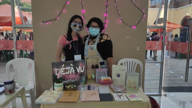 Las primas Andrea y Marcela con sus cuadernos artesanales.