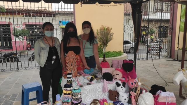 Celeste, Luna y Alina con sus productos.