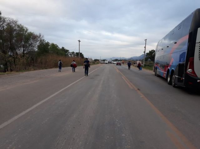 Transportistas bloquean ruta internacional 9 en Yacuiba