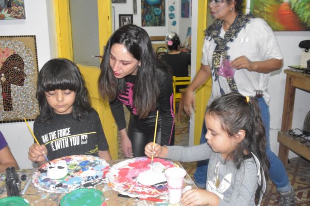 Los niños experimentaron con la pintura. 