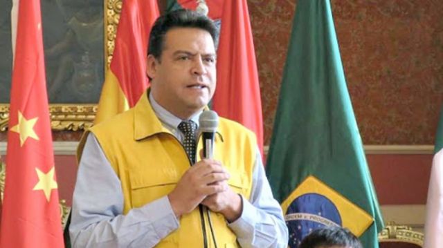 Fiscalía solicita alerta migratoria contra exalcalde Revilla 