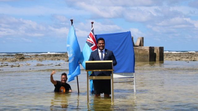 Un ministro graba un mensaje para la COP26 desde el mar y con el agua hasta las rodillas para alertar del cambio climático
