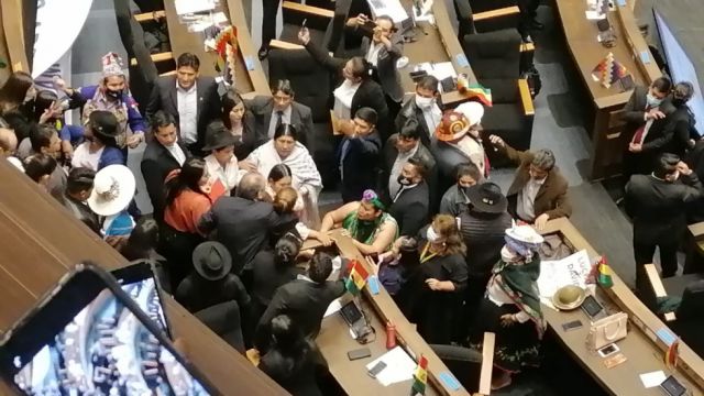 Entre silbidos y vítores, Arce pide confiar en el proceso de cambio