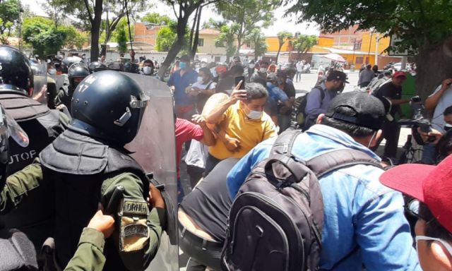 Enfrentamientos y gasificaciones, así se vive la segunda jornada de paro en Tarija