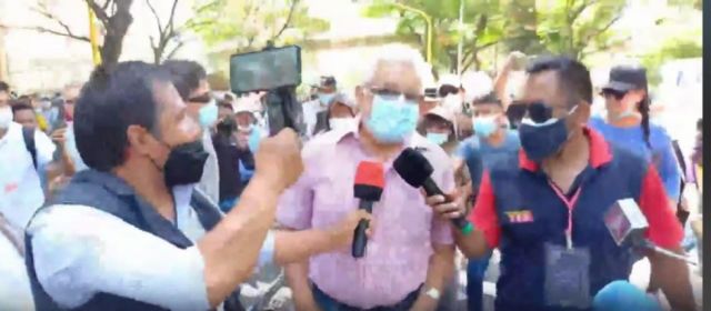 A golpes, empujones e insultos, así sacaron a exrector de la “U” Tarija de una zona de bloqueo