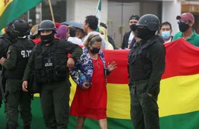 Denuncian abusos de parte de la Policía, tras desbloqueo del puente internacional en Yacuiba