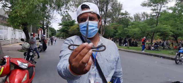 Motoquero lanzó al suelo celular de un periodista en Tarija