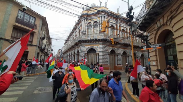 Las banderas de Tarija y Bolivia flamean en la marcha
