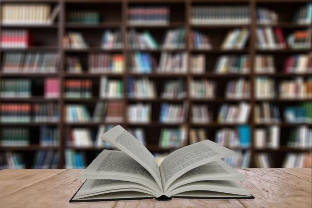 Lanzan una purga de libros  escolares “críticos” en EEUU