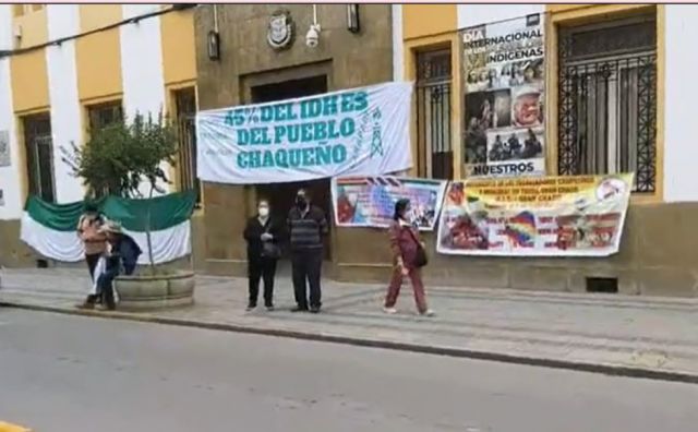 Chaqueños se movilizan e instalan vigilia en la Asamblea de Tarija en defensa del 45% 