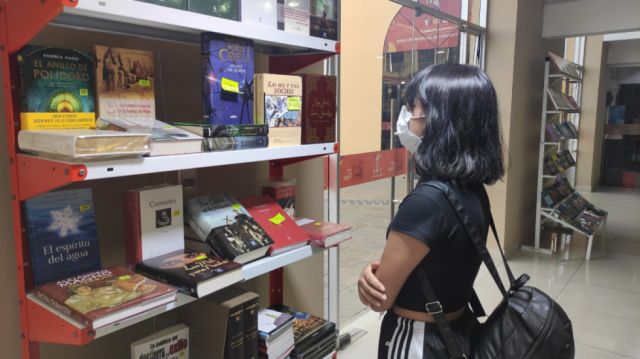 Sabrina Barra Guzmán, fue a buscar libros con una amiga.