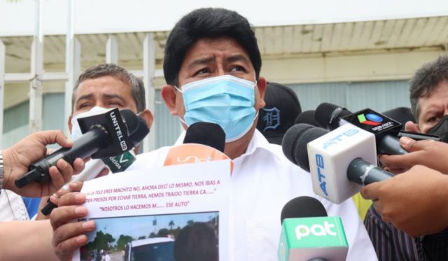 Montaño presenta denuncias penales por bloqueos con promontorios de tierra y secuestro en su contra