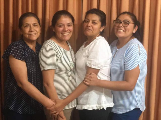 Oriana con sus hermanas y mamá
