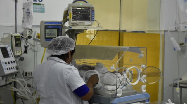 La Paz: Un bebé de ocho meses está en terapia intensiva a causa del Covid-19