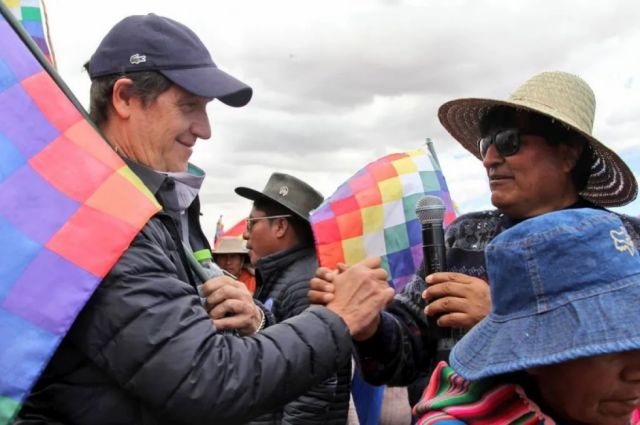 Embajador argentino va a la marcha con Evo; oposición lo considera injerencia en política interna
