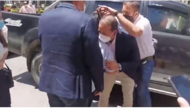 Lanzan huevos y tomates e impiden que Camacho brinde conferencia en Tarija