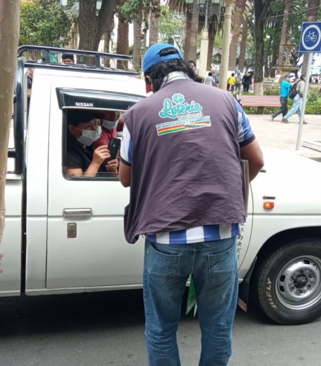 Además de periódicos, Hilario vende billetes de lotería en Tarija y teme que no le permitan continuar con su labor