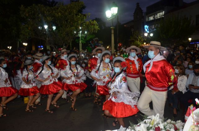 El mes de la navidad inicia con el encendido de luces en la Gobernación de Tarija