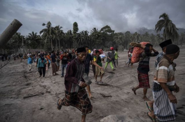 Suman al menos 14 muertos tras la erupción del volcán Monte Semeru en Indonesia