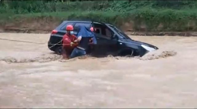 Quebrada arrastra vehículo en Tarija, una persona quedó atrapada