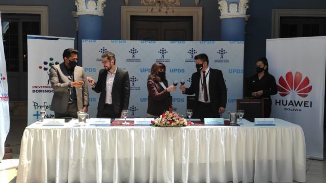 El brindis tras la oficialización de la alianza.