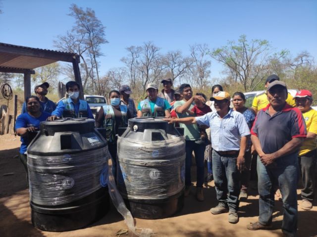 El Cerdet entregó tinacos a familias guaraníes 