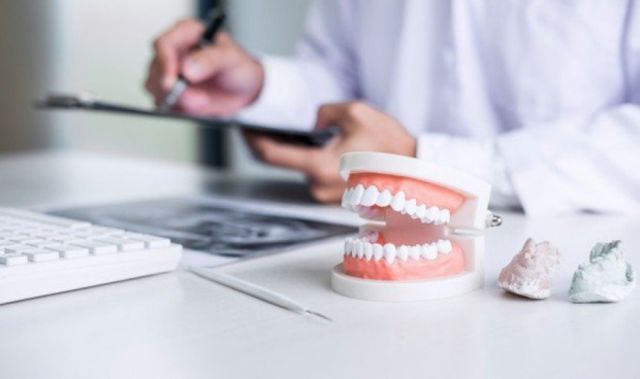 Dan 10 años de cárcel a dentista que abusó de su cuñada en su consultorio en Tarija