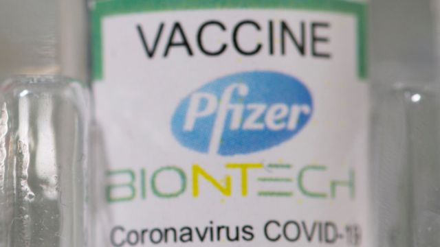 Pfizer asegura que su vacuna neutraliza la variante ómicron después de tres dosis