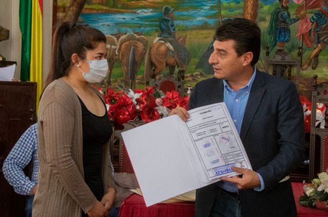 Alcalde entrega planimetrías a familias del barrio Torrecillas