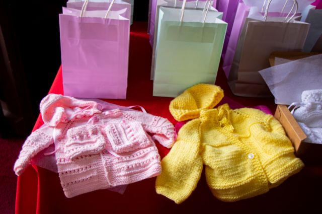 Alcaldía dona ropa para ayudar a padres de bebes prematuros en Tarija