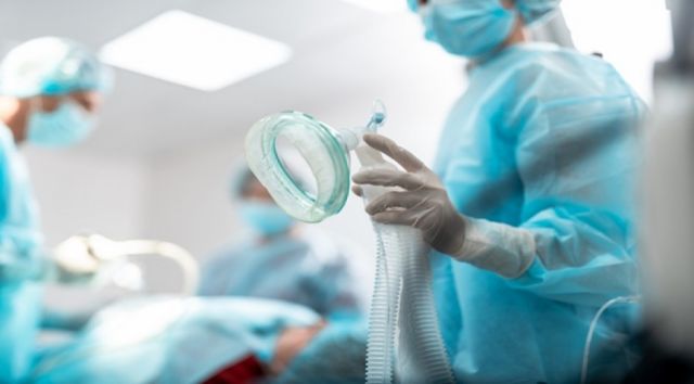 Un paciente con ómicron fallece en Reino Unido, el primer caso de muerte por esta variante del coronavirus del mundo