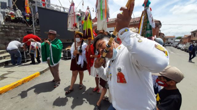 Cañeros y alféreces frente al templo 