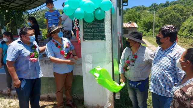 Gobernador entregó conexión de energía eléctrica a tres comunidades de Padcaya