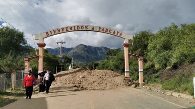 Viajeros cruzan bloqueo en Padcaya 