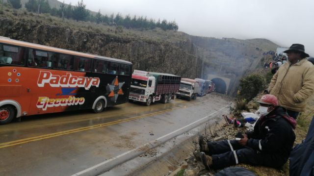 Radicalizan los bloqueos en Tarija, la Policía pide evitar agresiones
