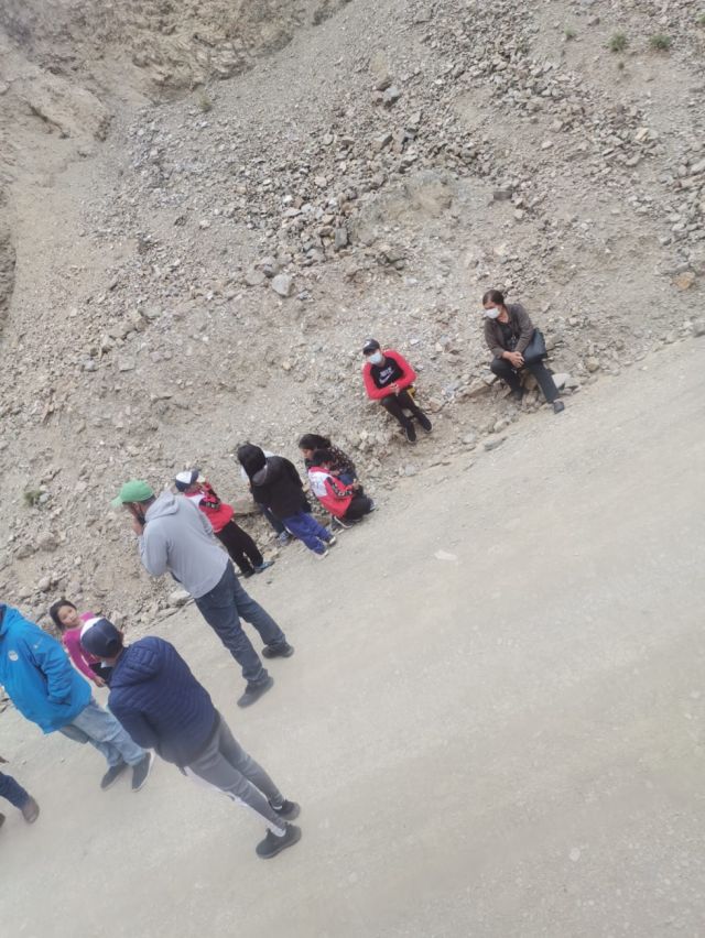 Hay niños en los caminos bloqueados 
