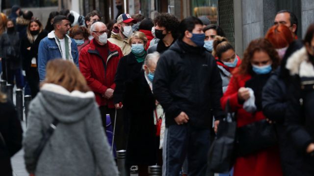 España regresa al uso obligatorio de barbijos en exteriores tras registrar récords diarios de contagios por la variante ómicron