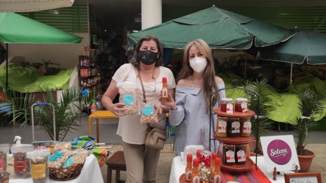 Emprendedores dieron a conocer sus productos navideños en feria