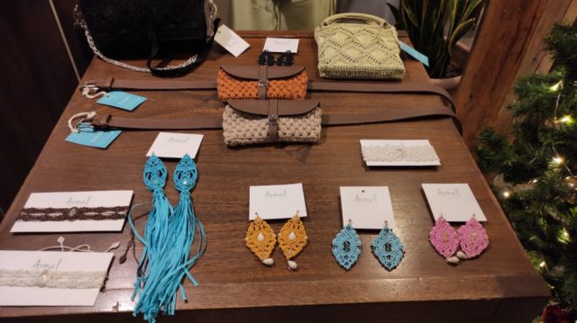 El showroom ofrece desde accesorios hasta prendas de vestir.