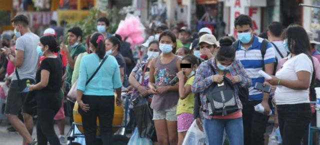  Cientos de personas acuden a los centros de diagnóstico de Covid-19 en Santa Cruz